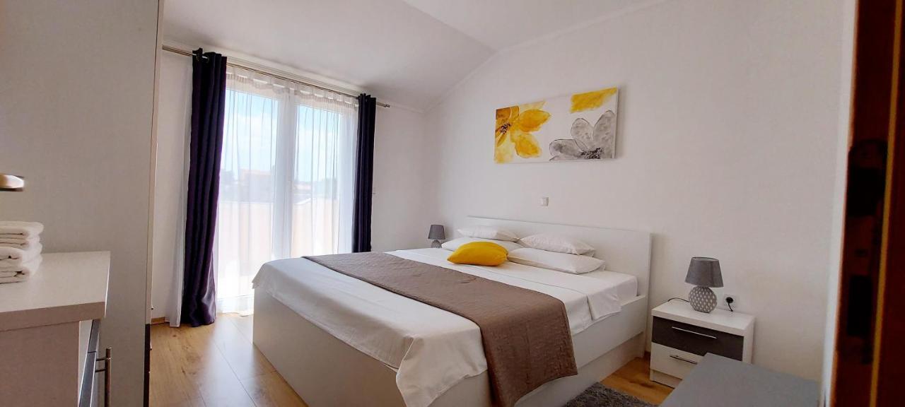 Apartments Marijana Rab Town Exterior photo